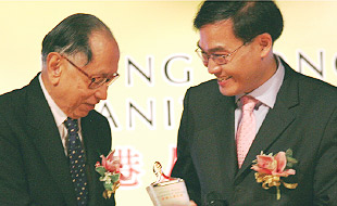 2007年有前任香港高法院负责人大法官杨铁梁颁发香港人道年奖
